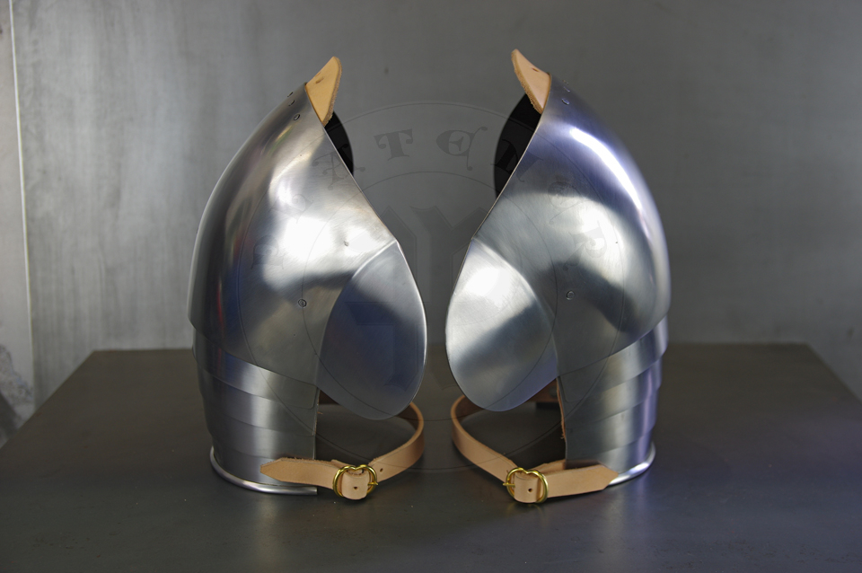 Early XV c. arm harness with separated spaulders which were inspired by depicts from Altarpiece of St. George, dated for first quarter of XV c., currently in Victoria and Albert Museum. Material: medium carbon steel heat hardened and tempered up to 42 HRC./ Wczesno XV wieczne osony rk z osobnymi naramiennikami zainspirowane przedstawieniami z otarza w. Jerzego datowanego na pierwsz wier XV wieku, obecnie w Vicotria and Albert Museum w Londynie. Materia: stal redniowglowa hartowana i odpuszczana do 42 HRC.